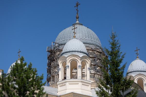 В Верхотурье началась реконструкция Свято-Николаевского монастыря. Строители пригнали 50-тонный кран и восстанавливают главный купол  - Фото 2