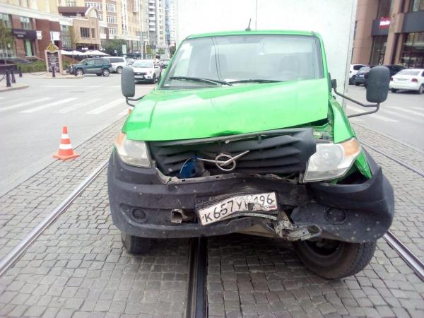Напротив элитного ЖК в центре Екатеринбурга грузовик снес легковушку - Фото 2