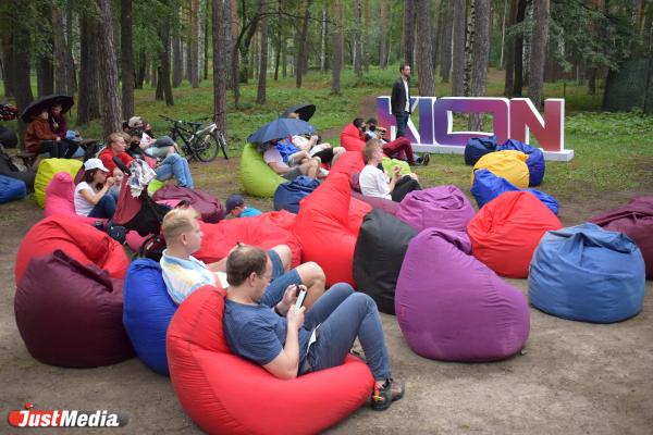 Голосовали фонариками и наслаждались короткометражными фильмами. В Екатеринбурге состоялся Фестиваль уличного кино - Фото 3