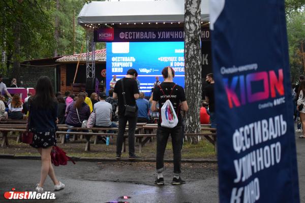 Голосовали фонариками и наслаждались короткометражными фильмами. В Екатеринбурге состоялся Фестиваль уличного кино - Фото 4