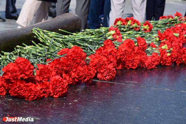 Представители власти возложили цветы к памятнику основателям Екатеринбурга - Фото 2