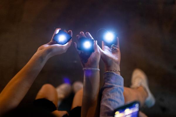 В выходные в Екатеринбурге художники создали из Исети «звездную реку»  - Фото 2