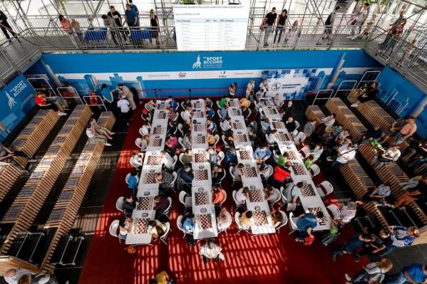 Международный гроссмейстер устроил четырехчасовой сеанс одновременной игры в центре Екатеринбурга - Фото 2