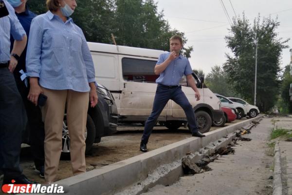 Алексей Орлов проверил улицу Заводскую. Это безобразие – то, что осталось от тротуаров - Фото 3