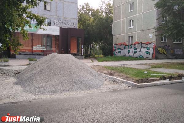 Алексей Орлов проверил улицу Заводскую. Это безобразие – то, что осталось от тротуаров - Фото 4