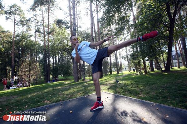 Василий Семенов, боец клуба «Архангел Михаил»: «В такую погоду, конечно, тяжело тренироваться – очень жарко, но есть свои плюсы». В Екатеринбурге +32 градуса - Фото 2