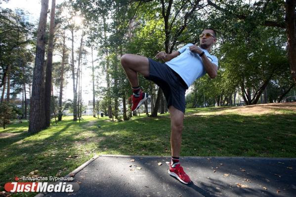 Василий Семенов, боец клуба «Архангел Михаил»: «В такую погоду, конечно, тяжело тренироваться – очень жарко, но есть свои плюсы». В Екатеринбурге +32 градуса - Фото 6