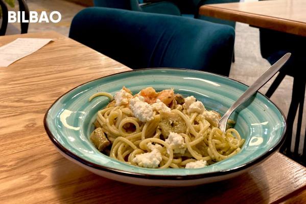 ТОП-5 «свежих» мест для ужина в Екатеринбурге. Где бонусом наливают литр сангрии, подают сугудай в замороженном яблоке и не экономят на креветках - Фото 2