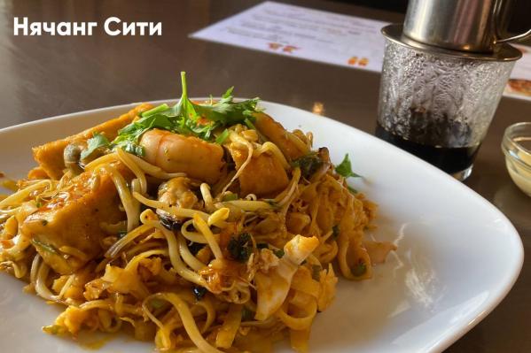 ТОП-5 «свежих» мест для ужина в Екатеринбурге. Где бонусом наливают литр сангрии, подают сугудай в замороженном яблоке и не экономят на креветках - Фото 3