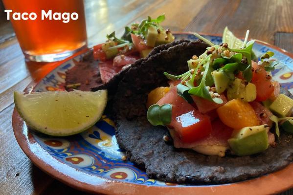 ТОП-5 «свежих» мест для ужина в Екатеринбурге. Где бонусом наливают литр сангрии, подают сугудай в замороженном яблоке и не экономят на креветках - Фото 4