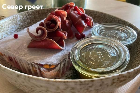 ТОП-5 «свежих» мест для ужина в Екатеринбурге. Где бонусом наливают литр сангрии, подают сугудай в замороженном яблоке и не экономят на креветках - Фото 5