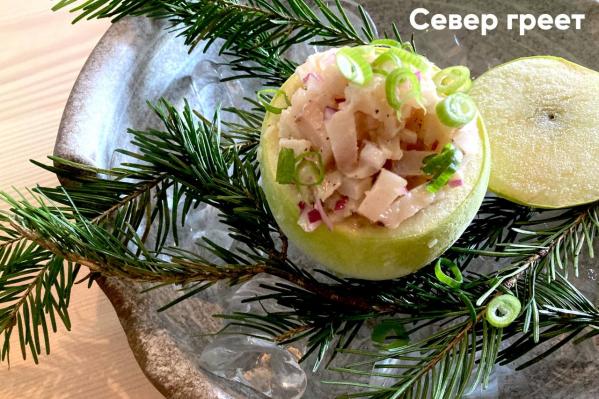 ТОП-5 «свежих» мест для ужина в Екатеринбурге. Где бонусом наливают литр сангрии, подают сугудай в замороженном яблоке и не экономят на креветках - Фото 6