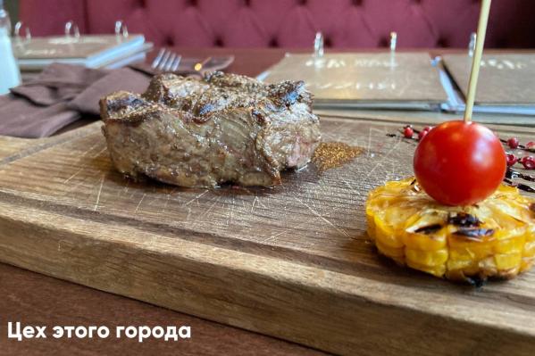 ТОП-5 «свежих» мест для ужина в Екатеринбурге. Где бонусом наливают литр сангрии, подают сугудай в замороженном яблоке и не экономят на креветках - Фото 7