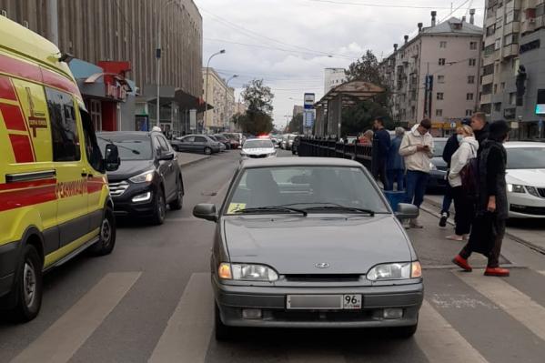 В центре Екатеринбурга ВАЗ подбил мотоциклиста - Фото 2