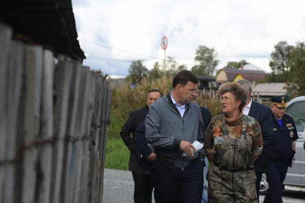 Евгений Куйвашев лично проверил, как устраняют последствия наводнения в регионе. Ущерб посчитан – людям выдают компенсацию - Фото 2