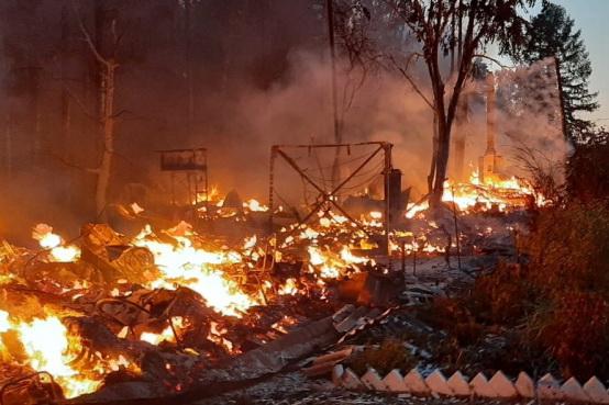 Ночью под Екатеринбургом горели два СНТ. В одном погиб ребенок, в другом сгорели восемь садовых домиков - Фото 2