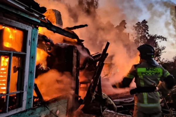 Ночью под Екатеринбургом горели два СНТ. В одном погиб ребенок, в другом сгорели восемь садовых домиков - Фото 3