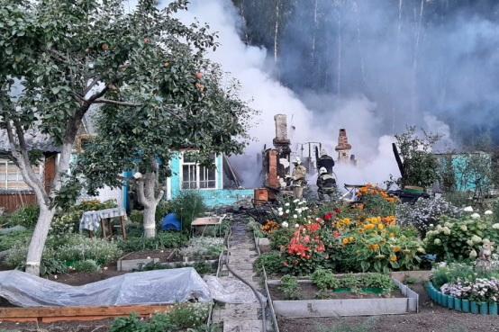 Ночью под Екатеринбургом горели два СНТ. В одном погиб ребенок, в другом сгорели восемь садовых домиков - Фото 5