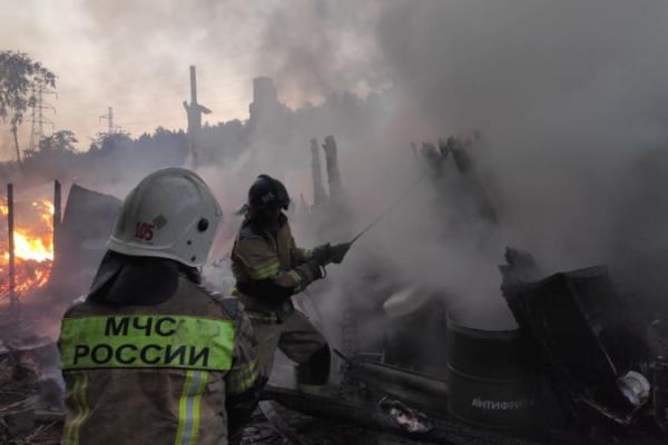 Ночью под Екатеринбургом горели два СНТ. В одном погиб ребенок, в другом сгорели восемь садовых домиков - Фото 6