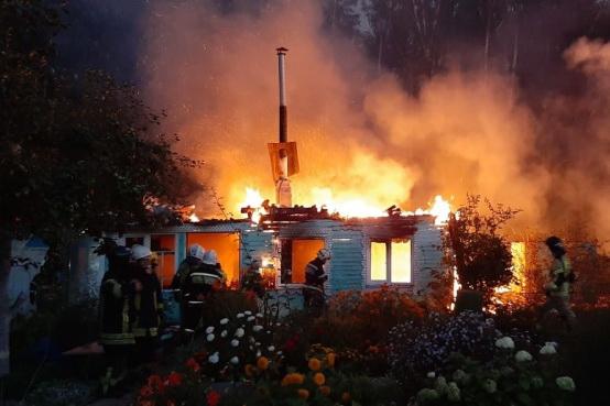 Ночью под Екатеринбургом горели два СНТ. В одном погиб ребенок, в другом сгорели восемь садовых домиков - Фото 7