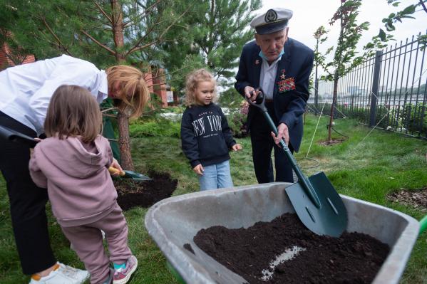 Легендарный 95-летний ветеран посадил кедры и сосны в Екатеринбурге. Мужчина проводит эко-акции по России и миру - Фото 3