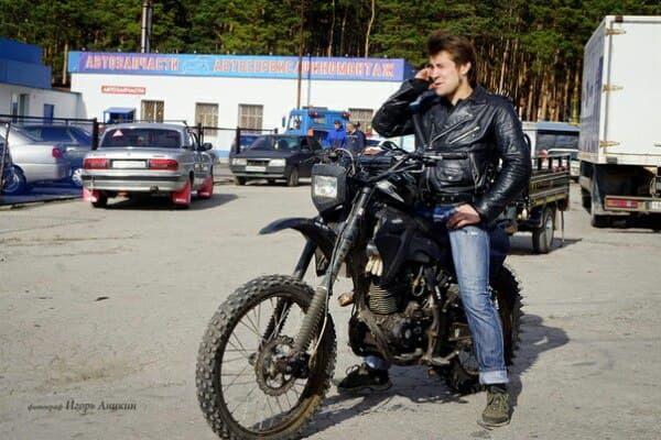 Байкер Алексей Севостьянов: «Уже не лето, поэтому одеваемся потеплее». В Екатеринбурге +14 градусов - Фото 2
