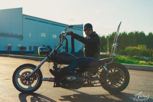 Байкер Алексей Севостьянов: «Уже не лето, поэтому одеваемся потеплее». В Екатеринбурге +14 градусов - Фото 3