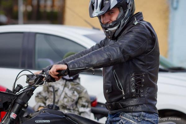Байкер Алексей Севостьянов: «Уже не лето, поэтому одеваемся потеплее». В Екатеринбурге +14 градусов - Фото 4