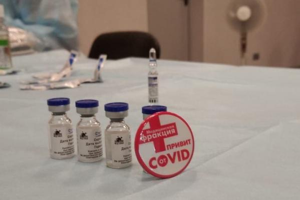 Более семи тысяч екатеринбуржцев смогли вакцинироваться от коронавируса во дворах - Фото 2