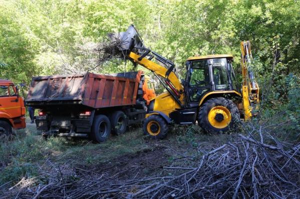 Медногорские металлурги вывезли 16 тонн мусора из городского парка - Фото 2