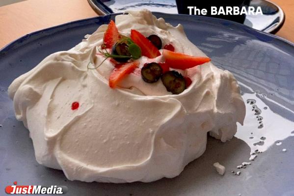 Ищем идеальный десерт «Павлова» в Екатеринбурге. Где «каменное безе», где жалеют ягод, а где кондитеры добавили вкуса и креатива - Фото 2