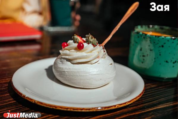 Ищем идеальный десерт «Павлова» в Екатеринбурге. Где «каменное безе», где жалеют ягод, а где кондитеры добавили вкуса и креатива - Фото 3