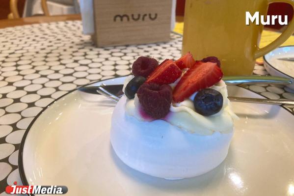 Ищем идеальный десерт «Павлова» в Екатеринбурге. Где «каменное безе», где жалеют ягод, а где кондитеры добавили вкуса и креатива - Фото 4