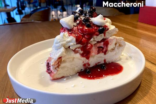 Ищем идеальный десерт «Павлова» в Екатеринбурге. Где «каменное безе», где жалеют ягод, а где кондитеры добавили вкуса и креатива - Фото 5