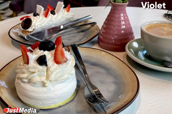 Ищем идеальный десерт «Павлова» в Екатеринбурге. Где «каменное безе», где жалеют ягод, а где кондитеры добавили вкуса и креатива - Фото 6