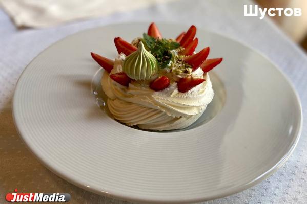 Ищем идеальный десерт «Павлова» в Екатеринбурге. Где «каменное безе», где жалеют ягод, а где кондитеры добавили вкуса и креатива - Фото 7