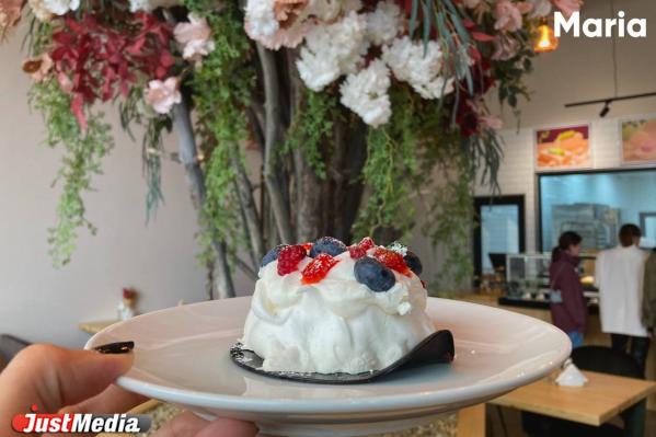 Ищем идеальный десерт «Павлова» в Екатеринбурге. Где «каменное безе», где жалеют ягод, а где кондитеры добавили вкуса и креатива - Фото 8