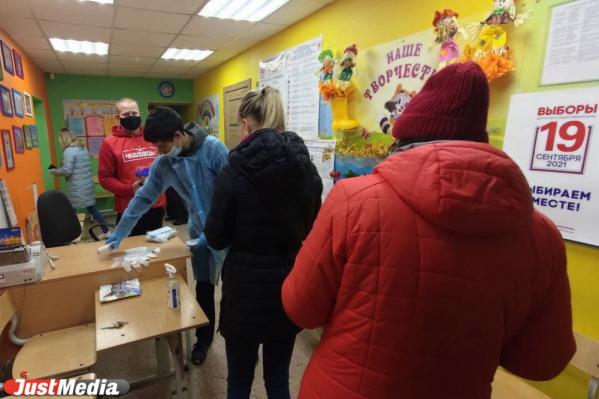 Свердловчане встали в очереди к избирательным участкам - Фото 2