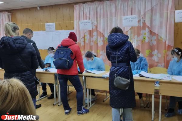 Свердловчане встали в очереди к избирательным участкам - Фото 3