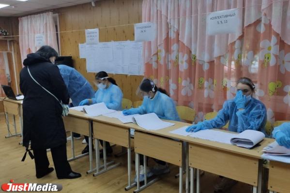 Свердловчане встали в очереди к избирательным участкам - Фото 7