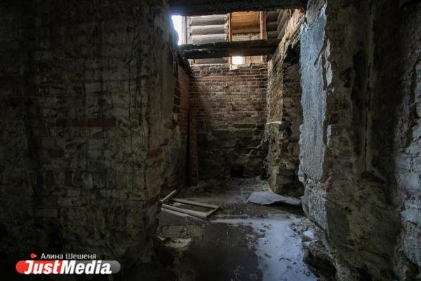 В центре Екатеринбурга рухнула стена усадьбы купца Ваганова  - Фото 2
