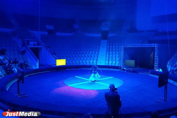 В Екатеринбурге грандиозным перформансом в цирке открылась 6-я биеннале  - Фото 3