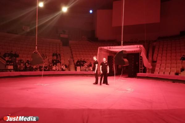 В Екатеринбурге грандиозным перформансом в цирке открылась 6-я биеннале  - Фото 4
