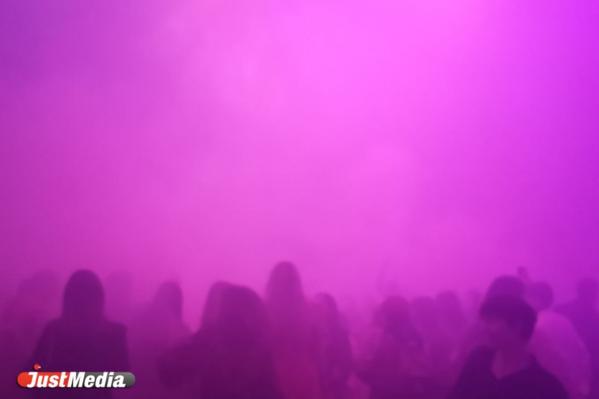 В Екатеринбурге грандиозным перформансом в цирке открылась 6-я биеннале  - Фото 5