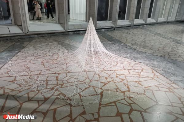 В Екатеринбурге грандиозным перформансом в цирке открылась 6-я биеннале  - Фото 6