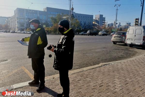 «Где ваша маска?» В Екатеринбурге прошел рейд по соблюдению масочного режима в общественном транспорте - Фото 2