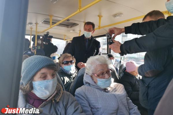 «Где ваша маска?» В Екатеринбурге прошел рейд по соблюдению масочного режима в общественном транспорте - Фото 4