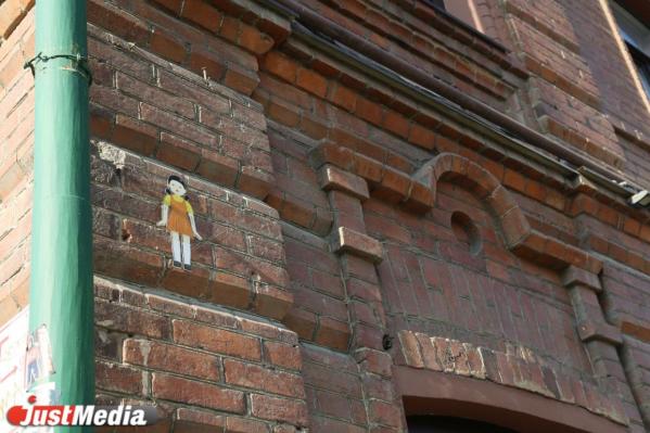 «Игра в кальмара» захватывает Екатеринбург. На Вайнера,72 появилась фигурка одного из персонажей - Фото 3