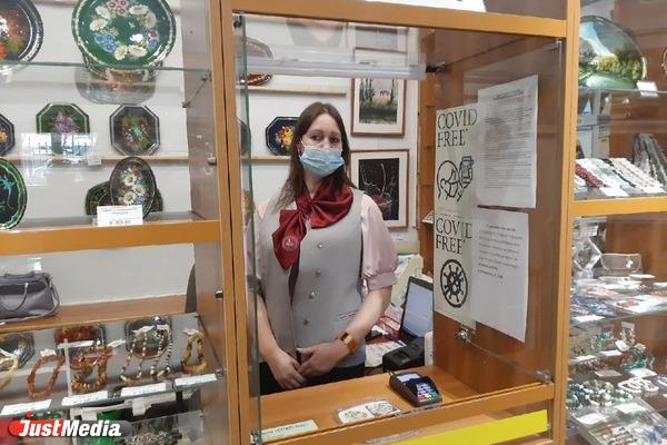 В Екатеринбурге начали работать COVID-Free зоны. Люди приходят подготовленными и ламинируют свои QR-коды - Фото 2