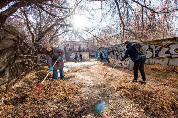 На Ленина прошел первый арт-субботник. «Соседи» собрали десятки «шкаликов», вывезли мусор на переработку и расписали старые окна - Фото 2